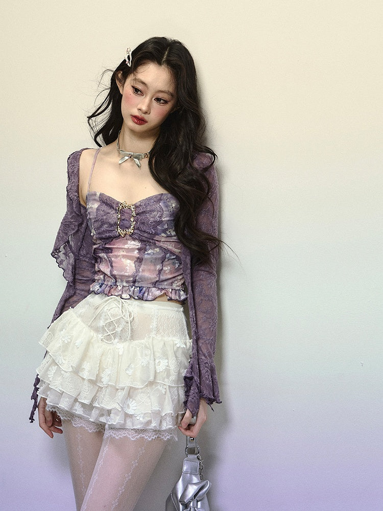 Lavendelfarbenes, halbtransparentes Spitzentop mit offener Knopfleiste