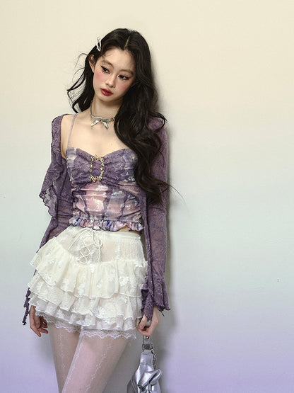 Lavendelfarbenes, halbtransparentes Spitzentop mit offener Knopfleiste