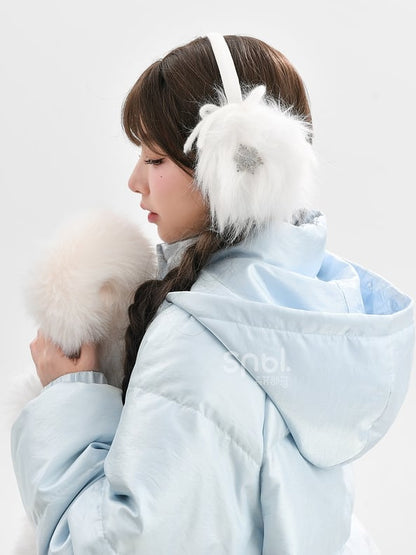 Blauer Daunenmantel mit Kapuze und Applikation