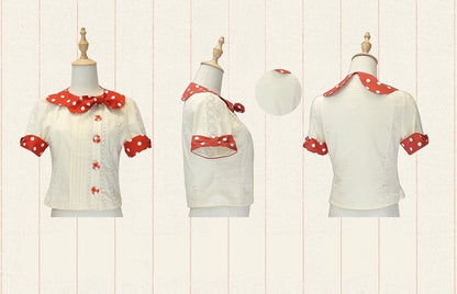 赤い水玉模様の襟と袖口、クリーム色の半袖ブラウス