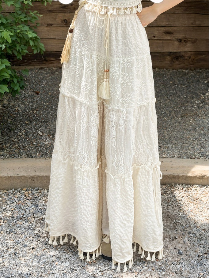 Weiße Hose mit weitem Bein und Kordelzug in der Taillenversion mit ausgehöhlten Quastenbündchen
