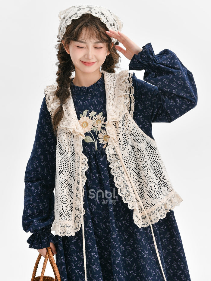 Dunkelblaues Mori Kei Blumenkleid mit Rüschenausschnitt und Blumenmuster