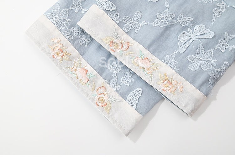 Top mit Quasten und Schmetterlingsdesign, blauer Saum, lange Stickerei, florale Ärmel