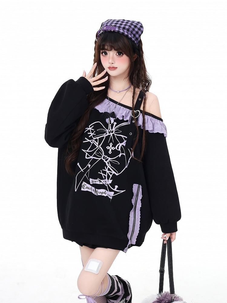 Schwarzes Sweatshirt mit asymmetrischem Ausschnitt, Rüschen, lila Spitzenbesatz und Seitenschlitz