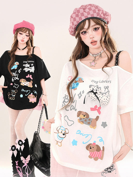 ホワイト/ブラックの漫画の子犬のアシンメトリーネックラインのルーズTシャツ