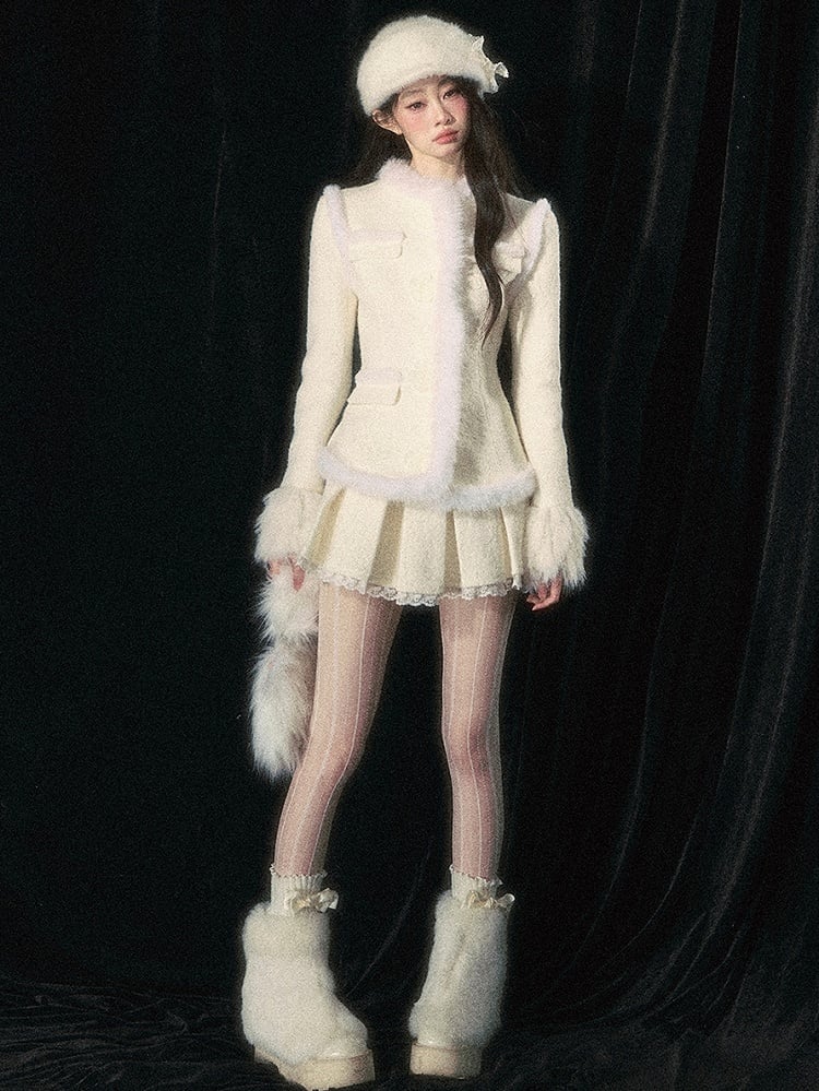 Apricotfarbene Jacquard-Wolljacke mit Blumenknopf und Plüschbesatz