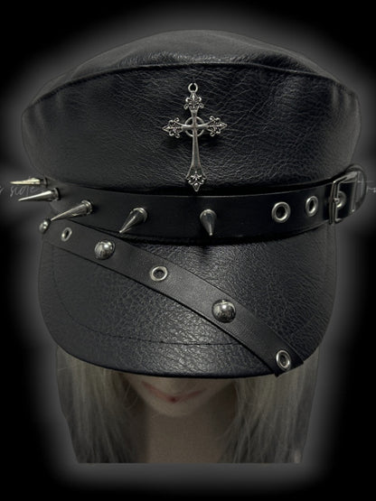 Y2K Schwarzes Kreuz Charm Schnallenriemen Nieten verziert Punk Baskenmütze
