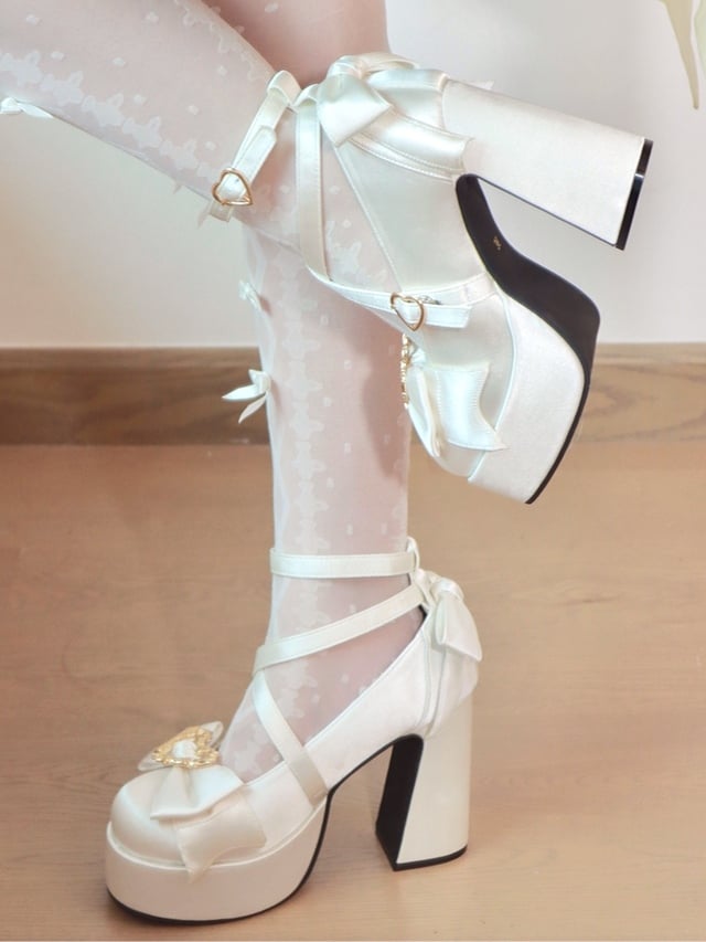 Zarte, überkreuzte Schleife in weißem Design mit Akzenten, Mary Sweet Block Satin mit Plateauabsatz, High Janes