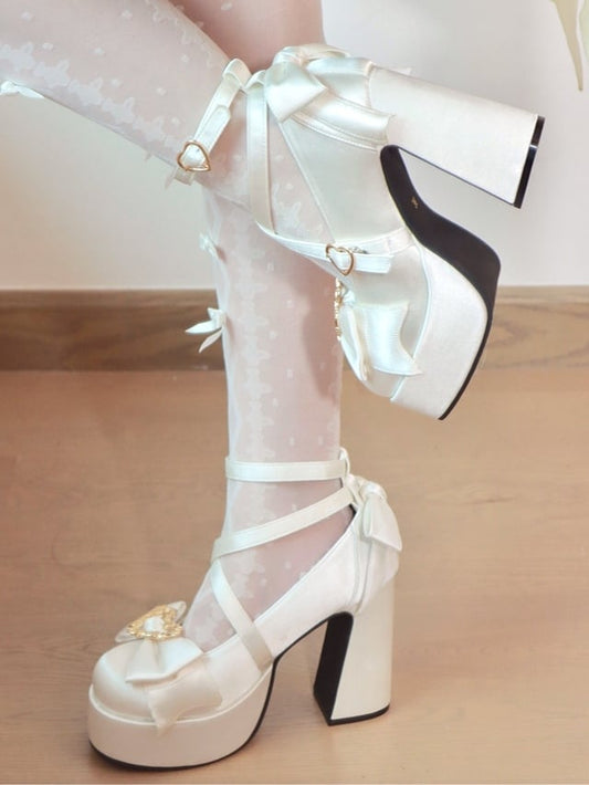 Zarte, überkreuzte Schleife in weißem Design mit Akzenten, Mary Sweet Block Satin mit Plateauabsatz, High Janes
