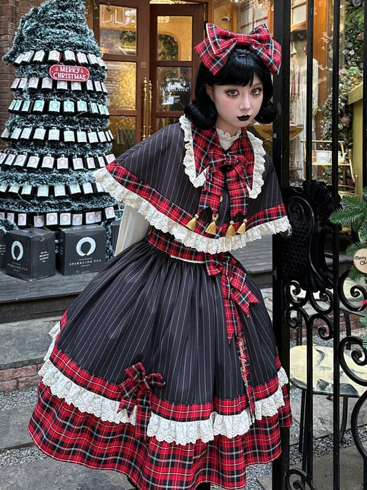 黒のストライプと赤のチェック柄ケープ