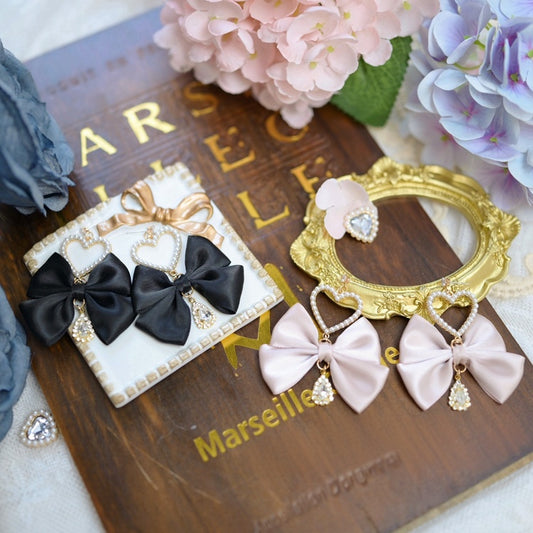 Jirai Kei – Ohrclips mit Herz-Schleife und Perlenanhänger in Schwarz/Pink