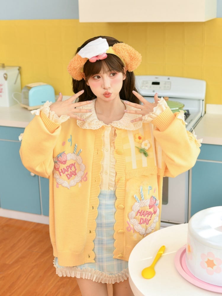 かわいい黄色のニットカーディガン 花柄のアクセント クリーミーな夢のストロベリーケーキの刺繍