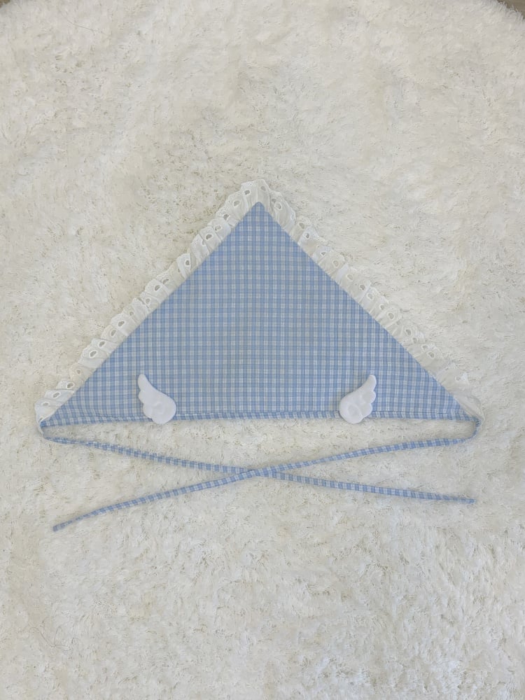 ブルーのチェック柄の羽根飾り付き三角スカーフ