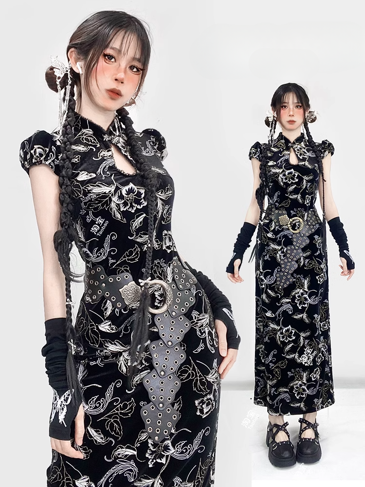 Schwarzes Qipao-Kleid aus Samt mit Blumenstickerei, Ausschnittdetail und Knotenknopf