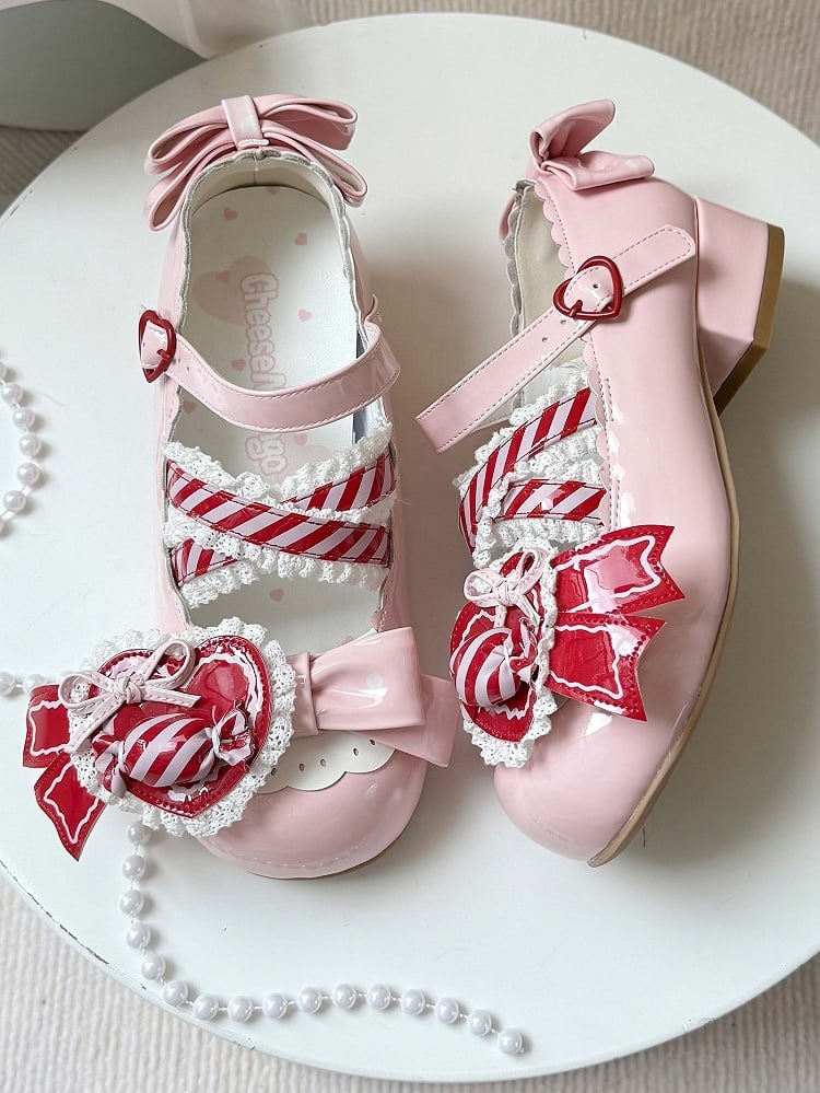Janes Mary – Schuh mit kreuz und quer verlaufenden Clip-Riemen und Herzmotiv, tiefrot, gerüschte Spitze, rosa Design, süße runde Zehenpartie mit Schleifendetails