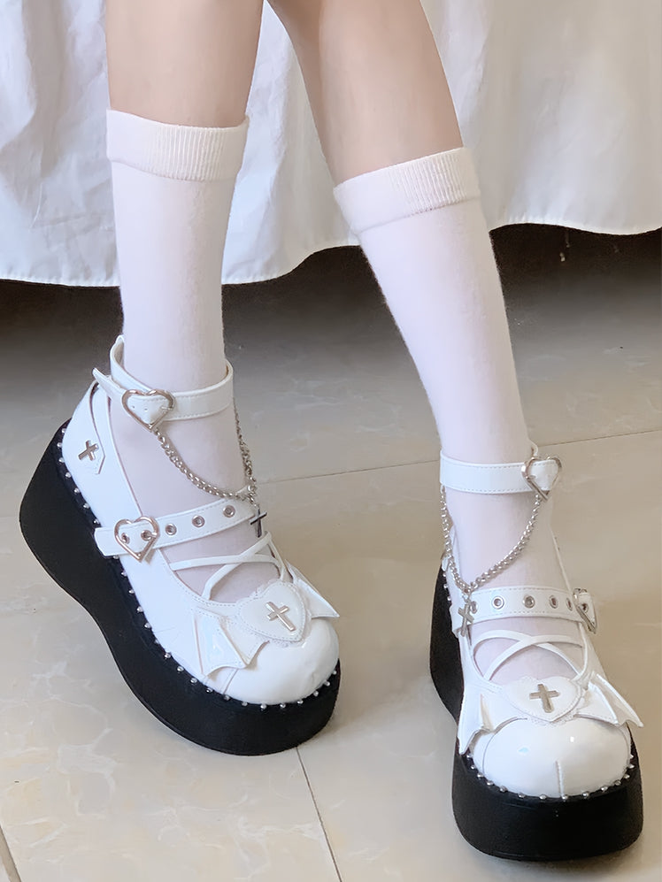 Y2K-Plateaus mit weißen Kreuzdetails, Lederakzente auf PU mit Herzflügeln
