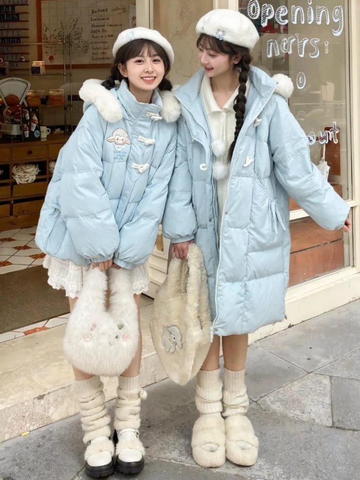 ブルーのキュートなラムアップリケの蝶結びディテールフード付きダウンコートロングバージョン