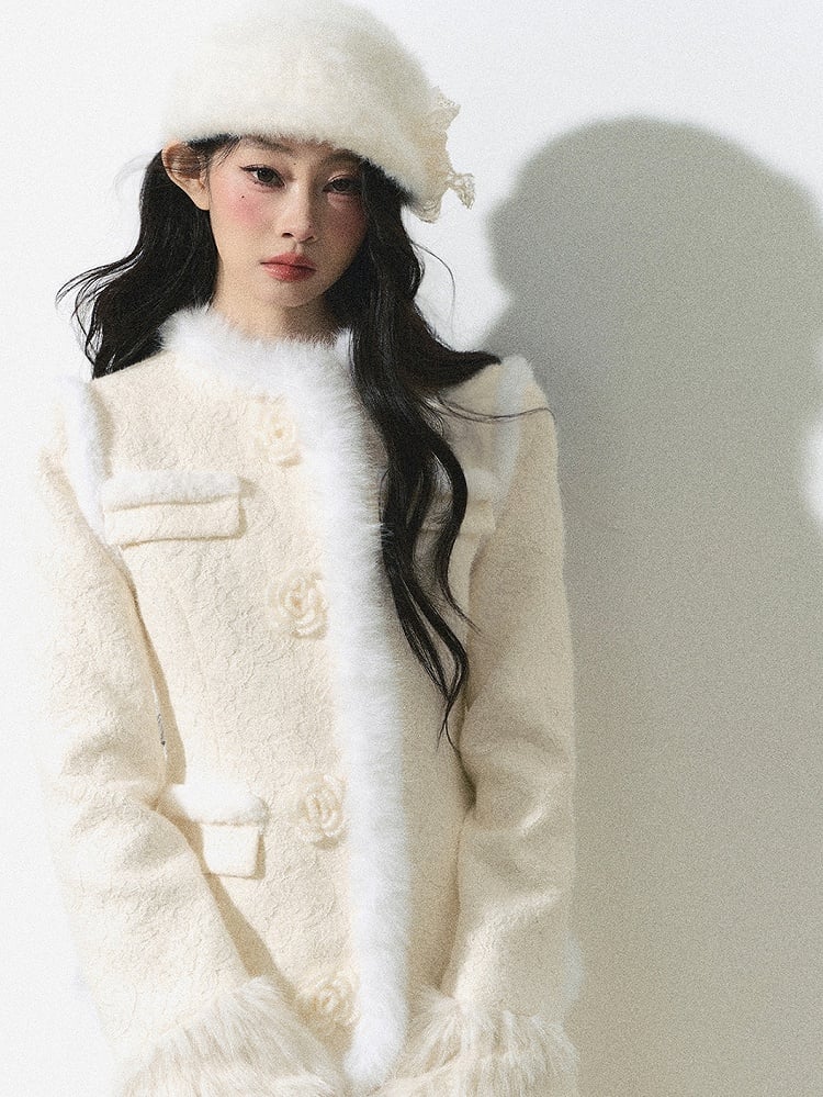 Apricotfarbene Jacquard-Wolljacke mit Blumenknopf und Plüschbesatz