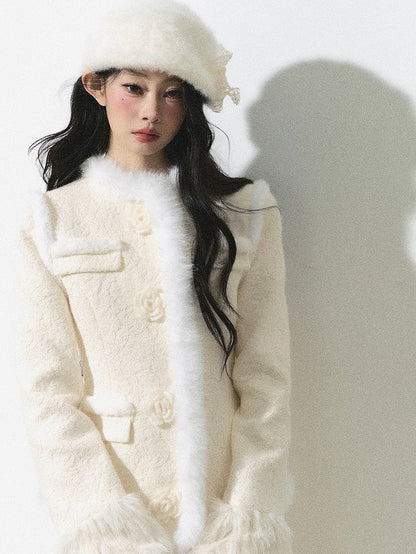 Apricotfarbene Jacquard-Wolljacke mit Blumenknopf und Plüschbesatz