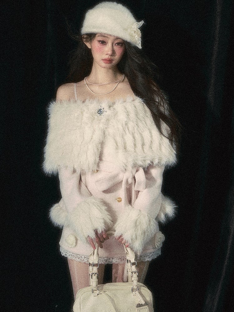 Eleganter Mantel mit schulterfreiem Ausschnitt in Weihnachtsrot/Weiß und abnehmbarem Plüschschal