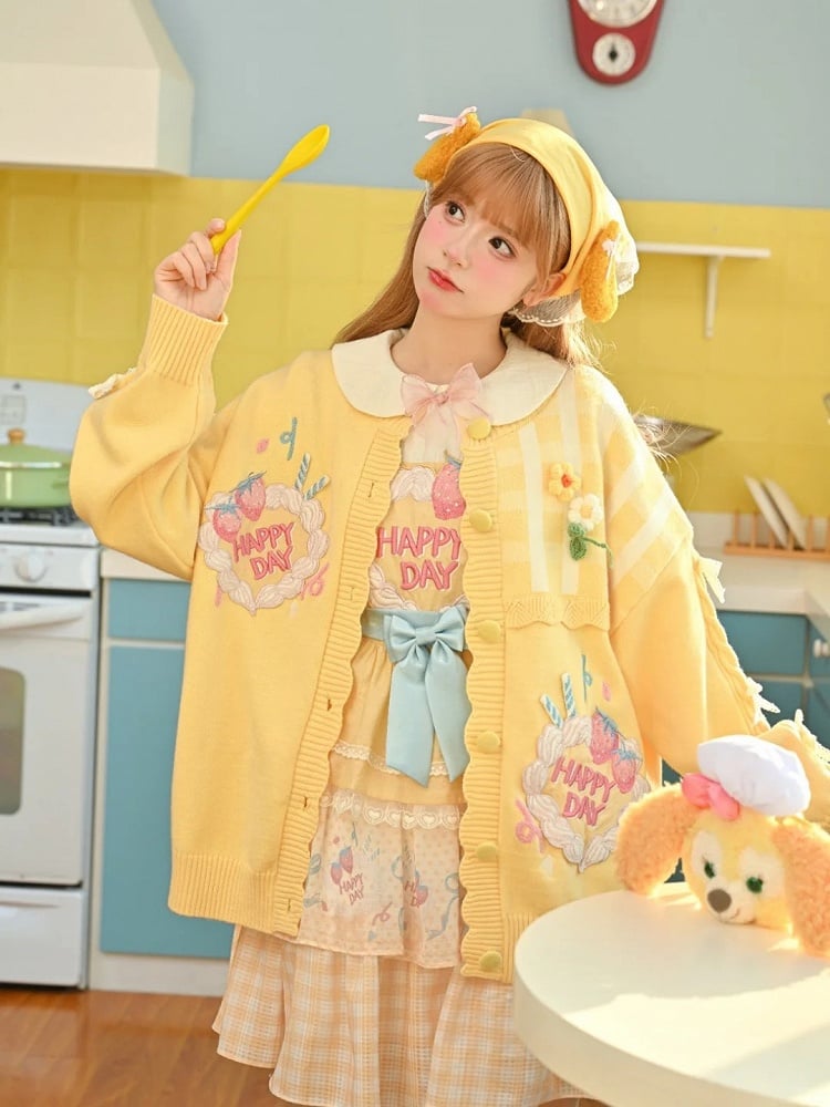 かわいい黄色のニットカーディガン 花柄のアクセント クリーミーな夢のストロベリーケーキの刺繍