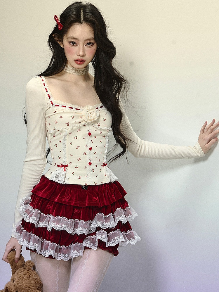 Aprikosenfarbenes Oberteil mit Blumenmuster, Kirschen und Schleife, Spitzenakzenten und quadratischem Ausschnitt