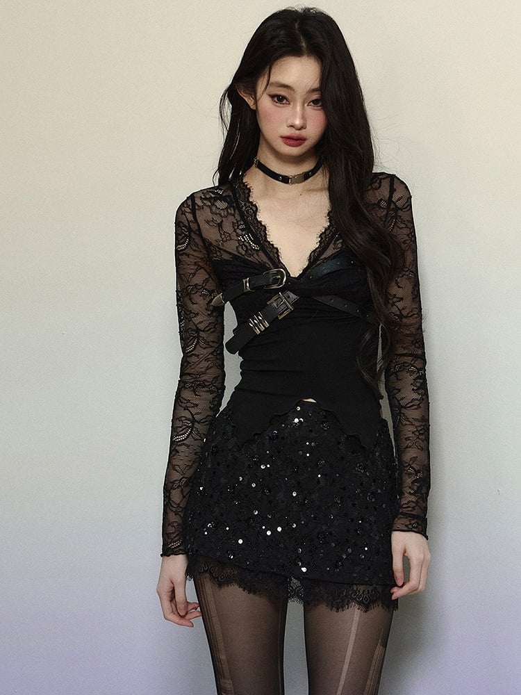 Schwarzes Stricktop mit V-Ausschnitt und Schnallenträgern und langen Ärmeln aus Spitze