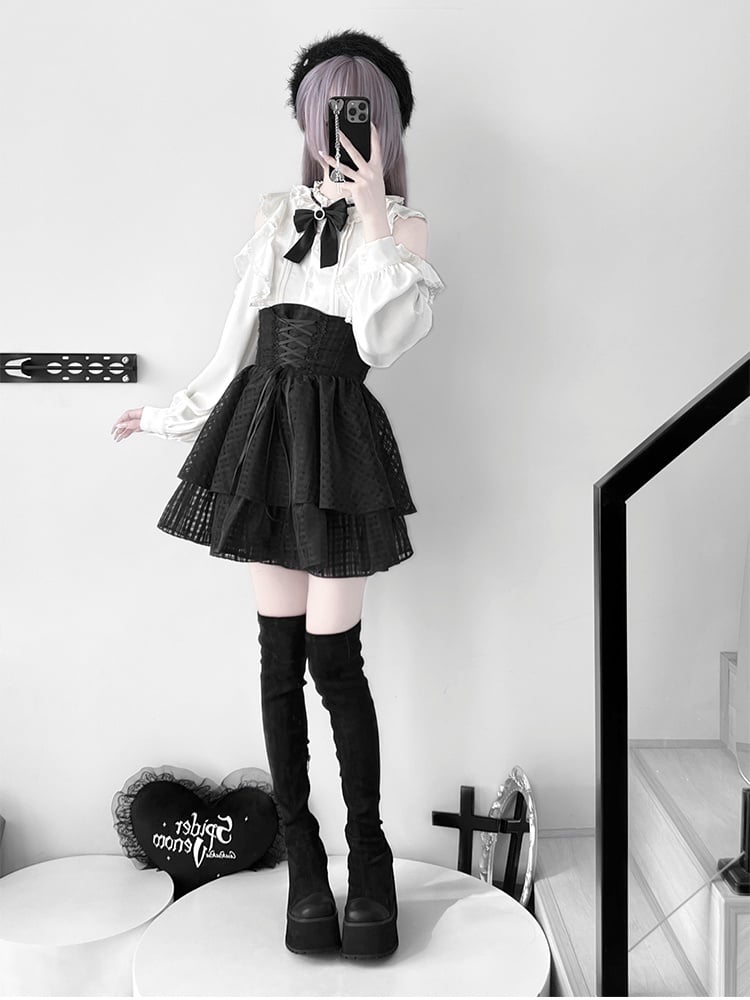 Jirai Kei-Set – Weiße Bluse mit Rüschenausschnitt und ausgeschnittenen Schultern + schwarzer Stufenrock mit Schnürung + große Schleife