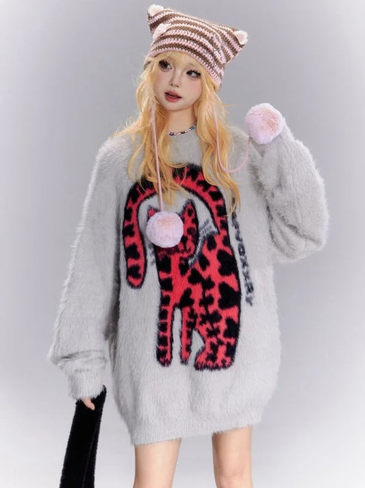 グレーの猫柄ラウンドネックルーズセーター