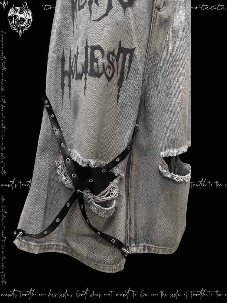 Blaue Punk-Jeans mit überkreuzten Trägern und Löchern im Distressed-Look im Y2K-Stil