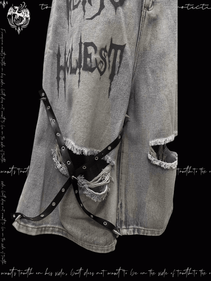 Blaue Punk-Jeans mit überkreuzten Trägern und Löchern im Distressed-Look im Y2K-Stil