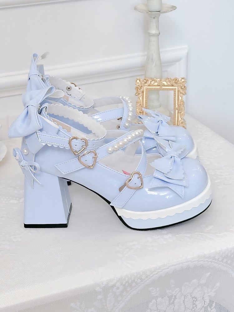 Hochmodische Lolita-Details mit süßem, blauem Plateau-Absatz-Design, Blockschleife und Kreuzmuster