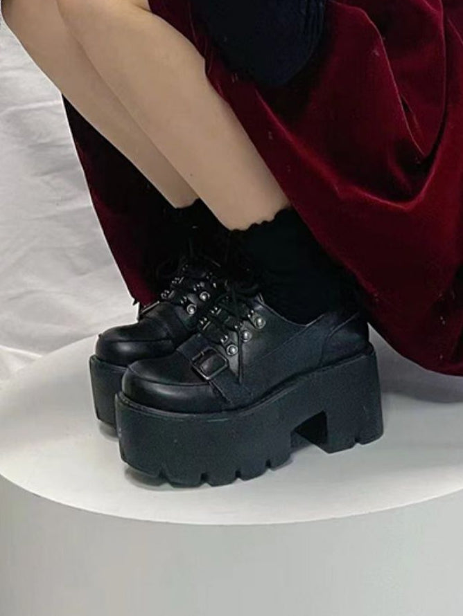 Punk-Schuhe mit Riemenverschluss, Schwarz – Schnür-Plateau-Schnalle
