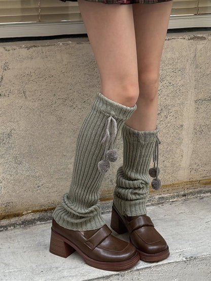 Gestrickte Beinwärmer mit Pompons in Weiß/Beige/Hellgrau/Schwarz