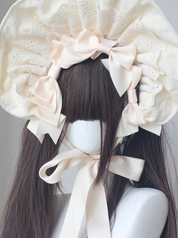 コットンの蝶結びディテール、レーストリムのボンネット