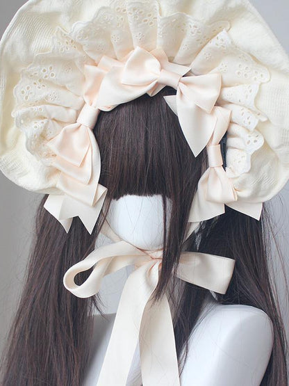 コットンの蝶結びディテール、レーストリムのボンネット