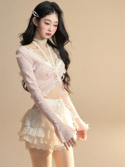 クロップド丈トップ、花柄、ピンクのベルスリーブ、バタフライ、華やか、トップに装飾レース付き