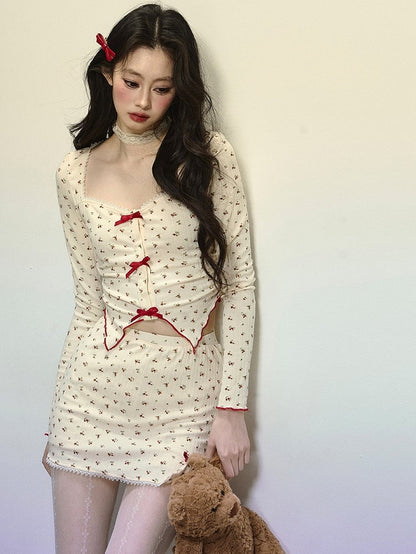 アプリコットの花柄スクエアネックラインクロップトップ（蝶結びディテール付き）