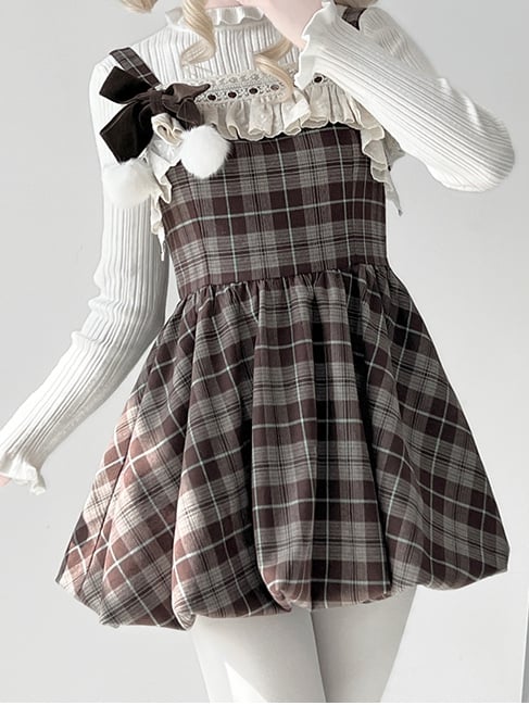 Set aus braun kariertem Bubble-Kleid mit Rüschenbesatz und weißem Oberteil