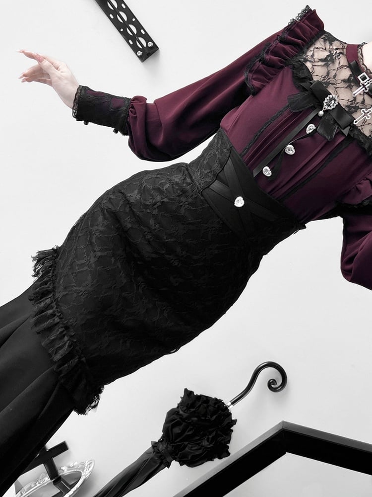 ワインレッドのイリュージョンネックライン、プリーツディテール、蝶ネクタイ付きジライケイブラウス