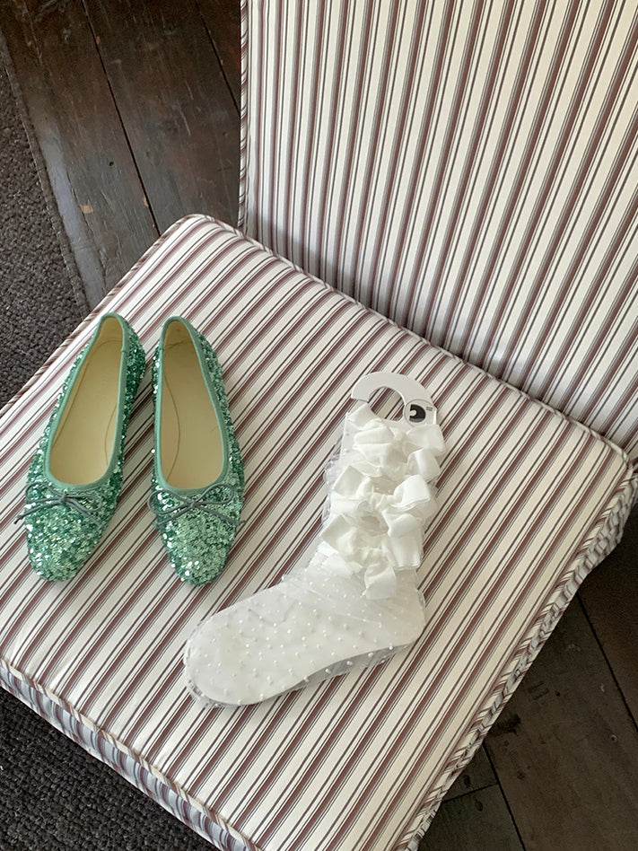 Details Kalbssocken mit Schleife und Punktemuster in Weiß/Schwarz