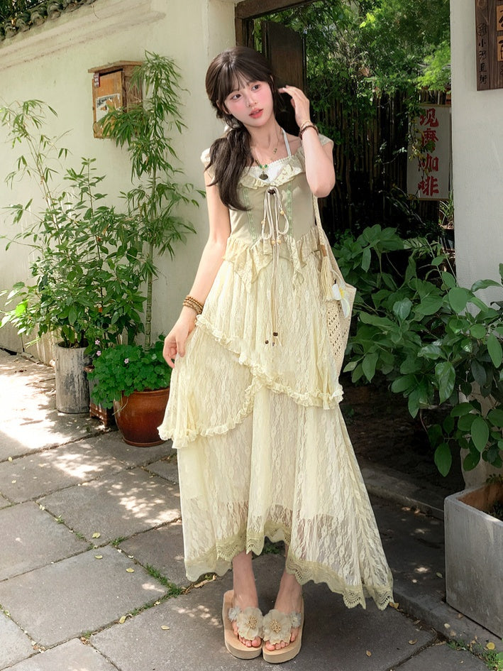 フラッタースリーブ、セルフタイビーズストラップ、ライトヘム、カーブグリーンホルタートップ