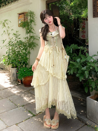 フラッタースリーブ、セルフタイビーズストラップ、ライトヘム、カーブグリーンホルタートップ