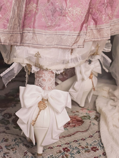 デザイン：ハートにクロスビーズ、トップチャーム、ホワイトリボン