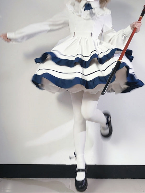 Weiß-blaues Stufenkleid mit Hemdkragen, Rüschenbesatz und Krawatte