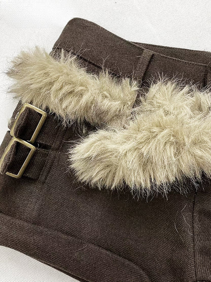 Kaffeefarbene Shorts mit gerollten Bündchen und Schnallendetail und zotteligem Besatz