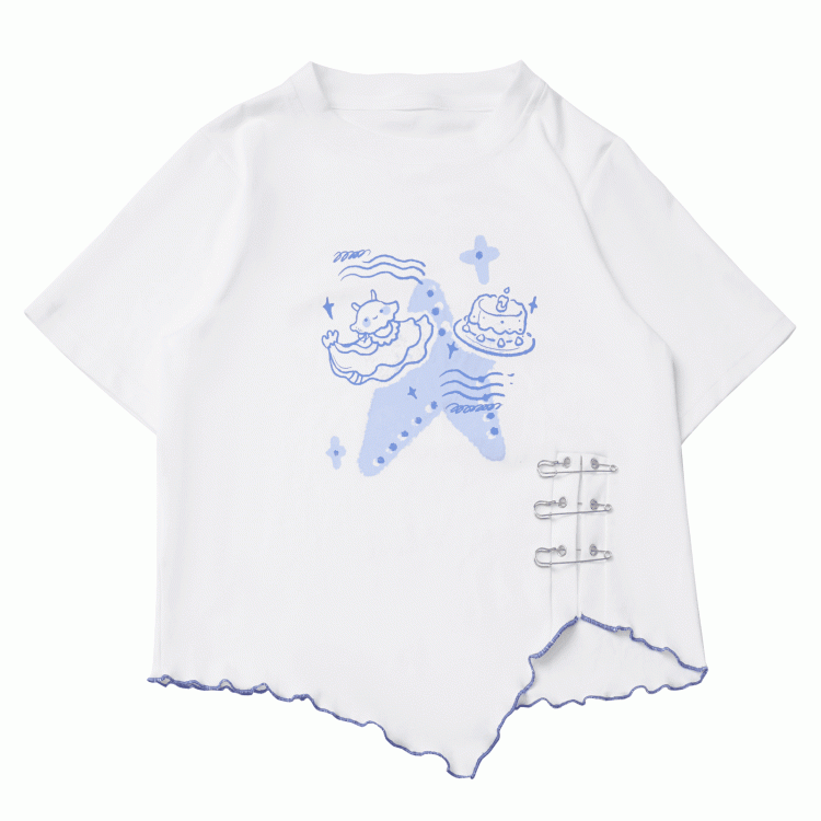 Asymmetrischer gewellter Saum, Schlitzdetails, weißer Saum, T-Shirt, blauer Quallen-Print, Anstecknadel