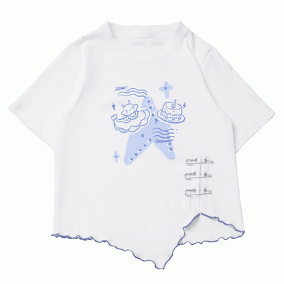 Asymmetrischer gewellter Saum, Schlitzdetails, weißer Saum, T-Shirt, blauer Quallen-Print, Anstecknadel