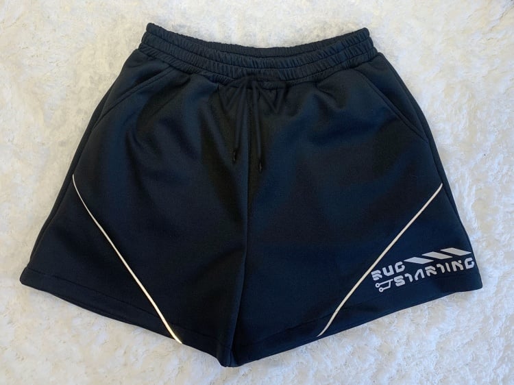 Schwarze futuristische Cyberpunk-Shorts