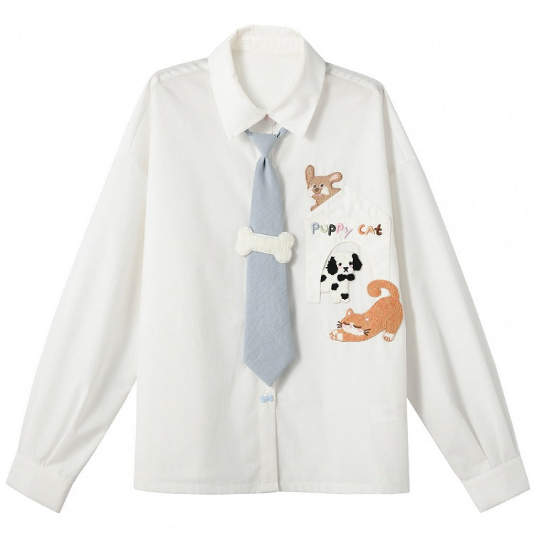 キティの青いネクタイとボーンパピーのアップリケがあしらわれた白いゆったりシャツ